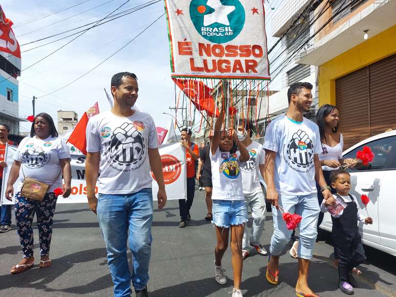 Wallace (à esquerda) à frente do combate à desigualdade habitacional